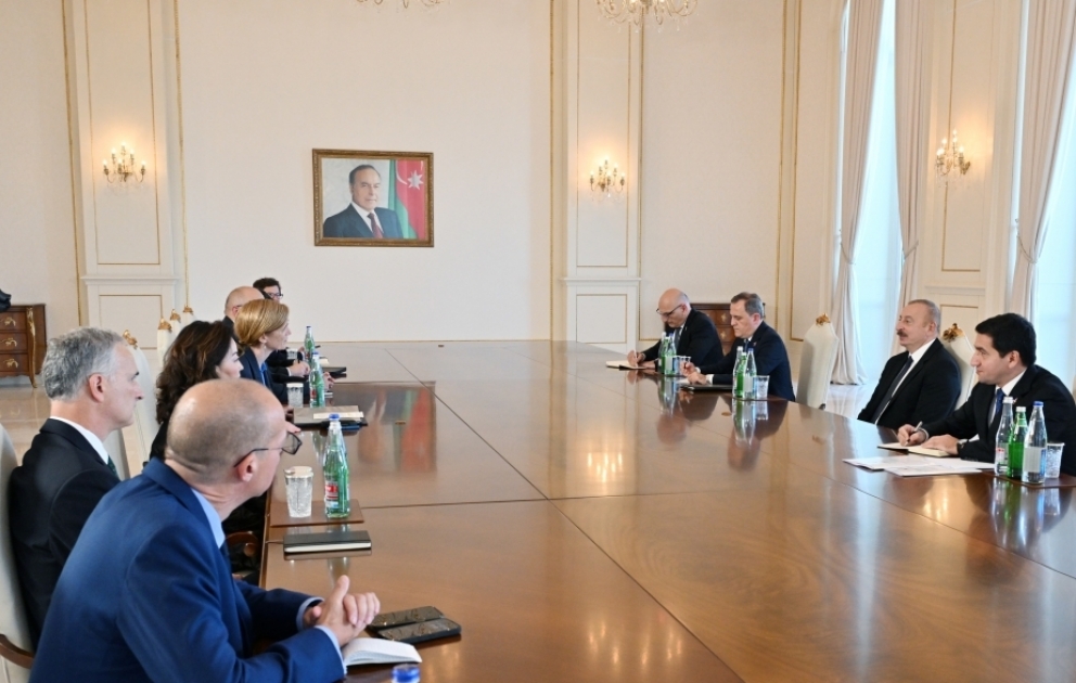 Präsident Ilham Aliyev empfängt Sonderbeauftragte von US-Präsident, stellvertretende Staatssekretärin für Europa und eurasische Angelegenheiten und leitenden Berater des US-Außenministeriums für Kaukasusverhandlungen
