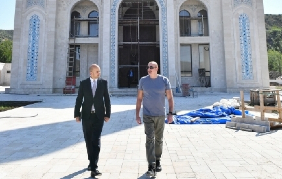 Präsident Ilham Aliyev inspiziert Fortschritt bei Bau der Zangilan Stadtmoschee