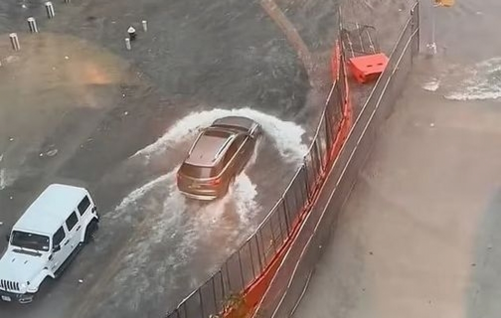 В Нью-Йорке вода затапливает станции метро, а на улицах образуются воронки