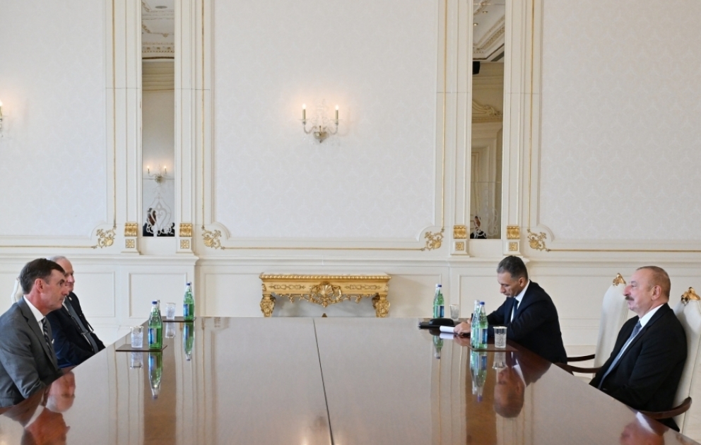 Präsident Ilham Aliyev empfängt den Präsidenten der Internationalen Astronautischen Föderation