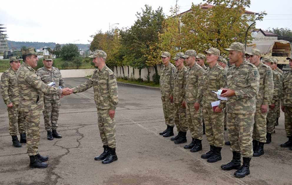 Группа военнослужащих, завершивших срок службы, уволена в запас