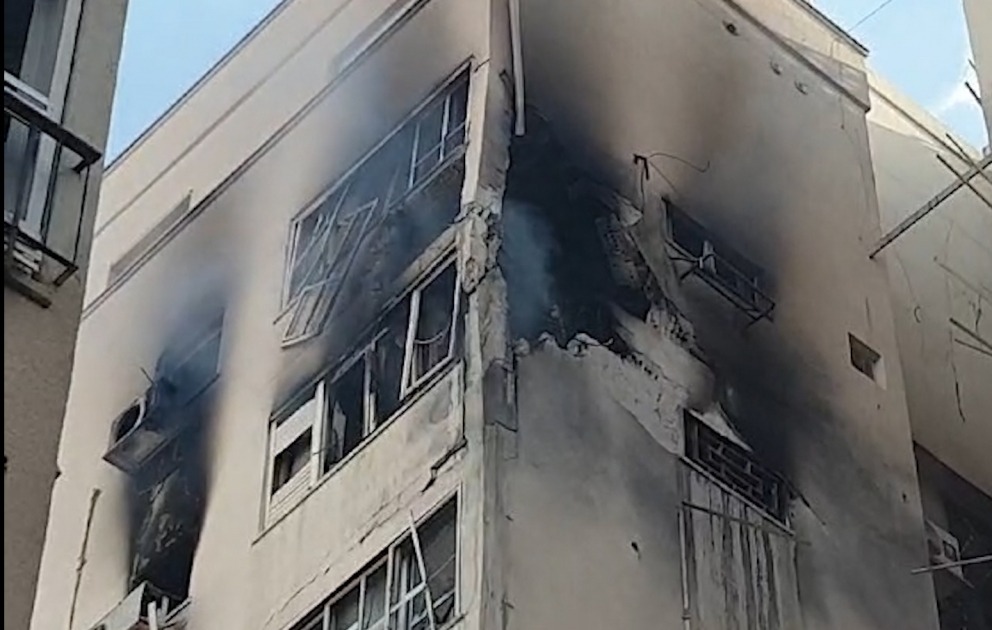 Raket qalıqları Təl-Əvivdə yaşayış binasına düşüb