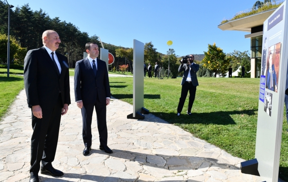 Prezident İlham Əliyev və Baş nazir İrakli Qaribaşvili Tbilisidə Ümummilli Lider Heydər Əliyevin 100 illiyinə həsr edilmiş fotosərgi ilə tanış olublar
