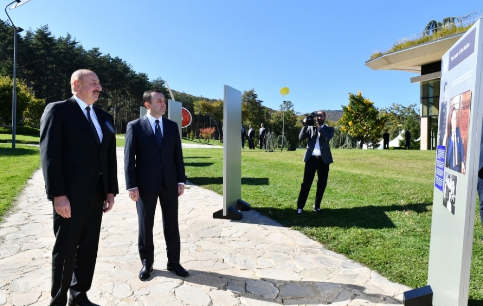 Tbilissi : le président Aliyev et le Premier ministre Garibachvili visitent une exposition photos consacrée au centenaire d’Heydar Aliyev