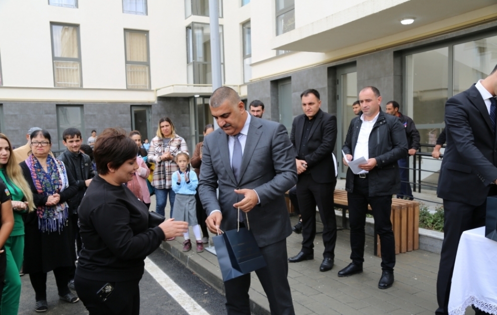 Füzuliyə köçən daha 22 ailə mənzillərinin açarlarını təhvil alıb
