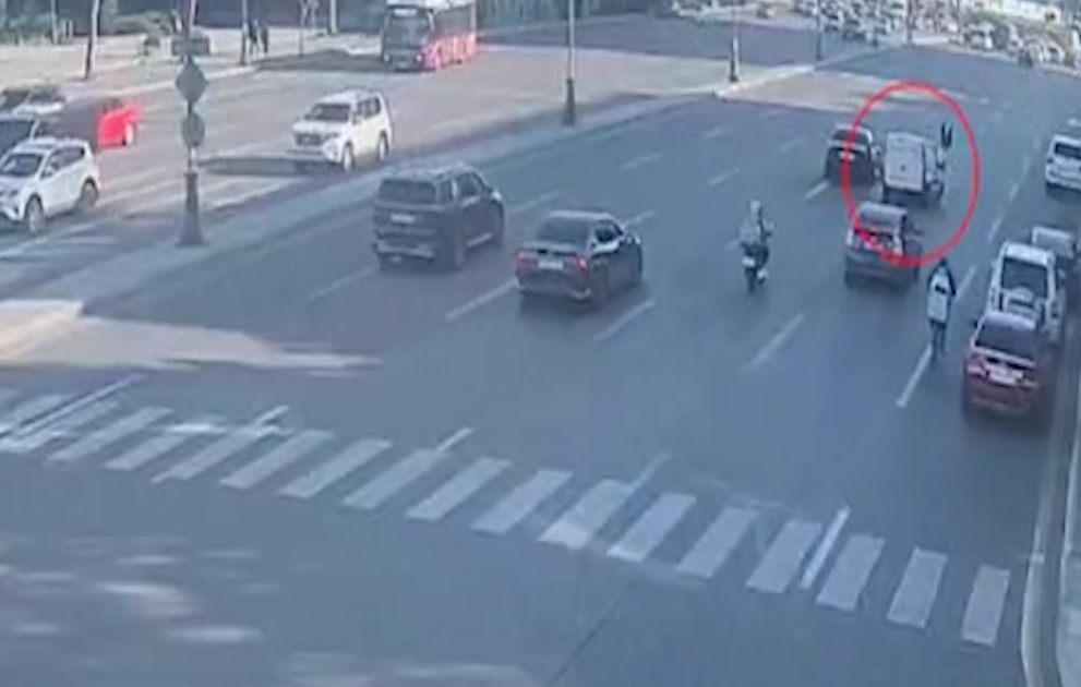 Bakıda yolu piyada keçidindən kənarda keçən şəxsi avtomobil vurdu