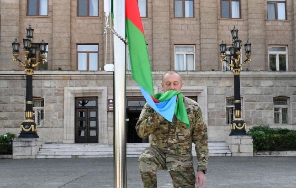 Prezident İlham Əliyev Xankəndi şəhərində Azərbaycanın Dövlət Bayrağını ucaldıb