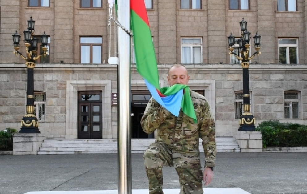 Le président Ilham Aliyev hisse le drapeau azerbaïdjanais dans la ville de Khankendi