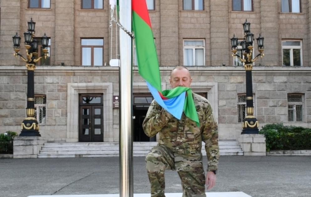 Президент Ильхам Алиев поднял Государственный флаг Азербайджанской Республики в городе Ханкенди и выступил с речью