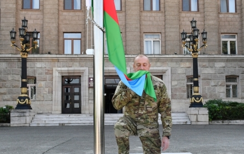 Präsident Ilham Aliyev hisst aserbaidschanische Flagge in der Stadt Khankendi