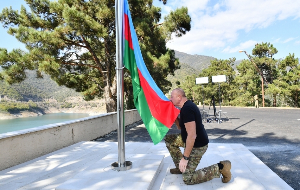 Prezident İlham Əliyev Sərsəng su anbarının ərazisində Azərbaycanın Dövlət Bayrağını ucaldıb