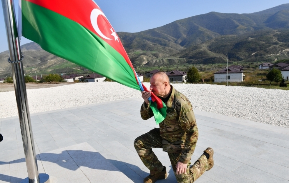 Prezident İlham Əliyev Xocalı şəhərində Azərbaycanın Dövlət Bayrağını ucaldıb