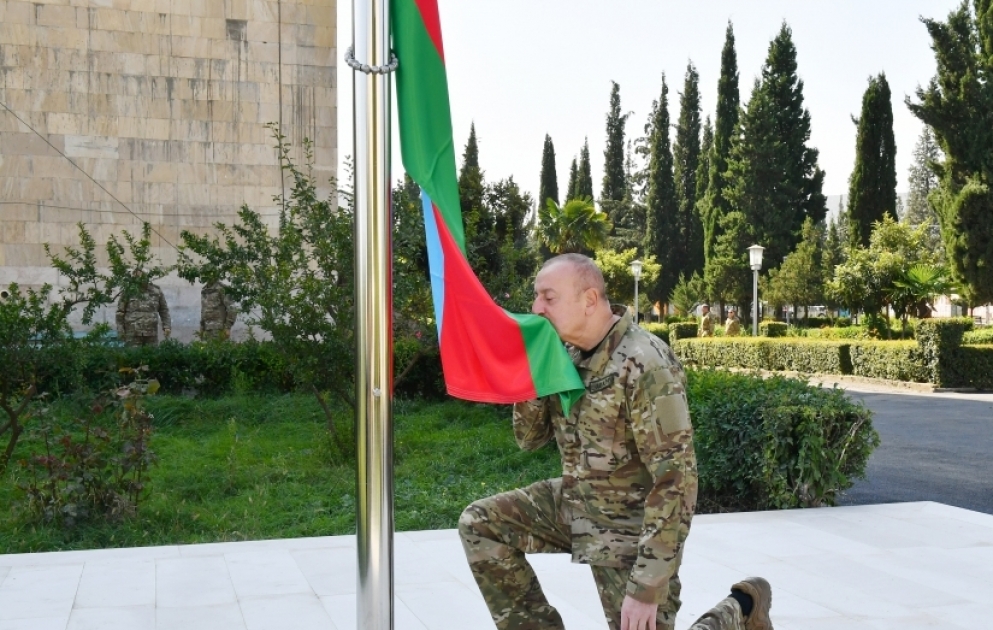 Prezident İlham Əliyev Ağdərə şəhərində Azərbaycanın Dövlət Bayrağını ucaldıb