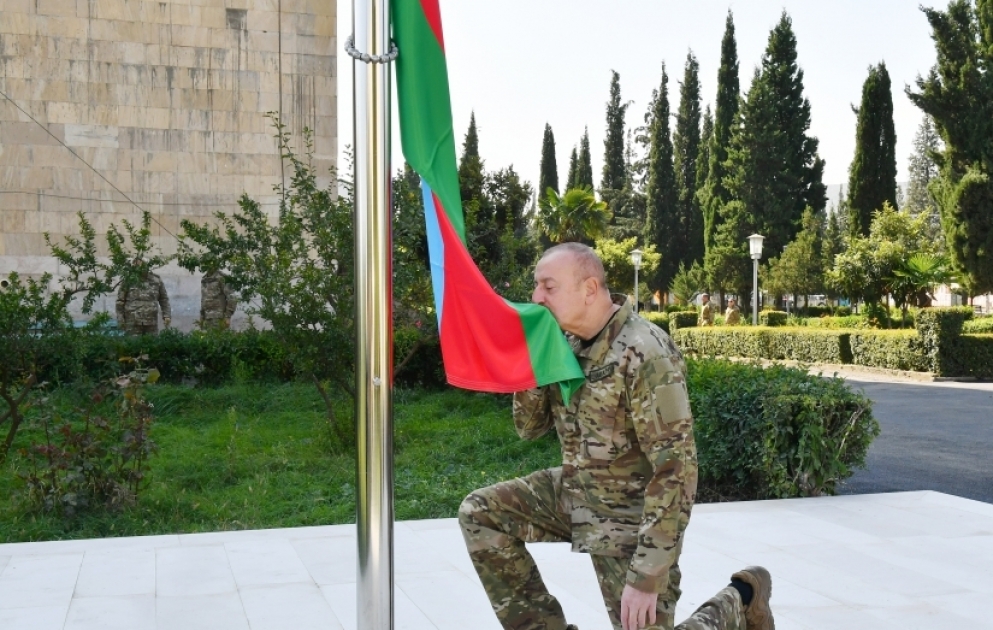 Президент Ильхам Алиев поднял Государственный флаг Азербайджана в городе Агдере