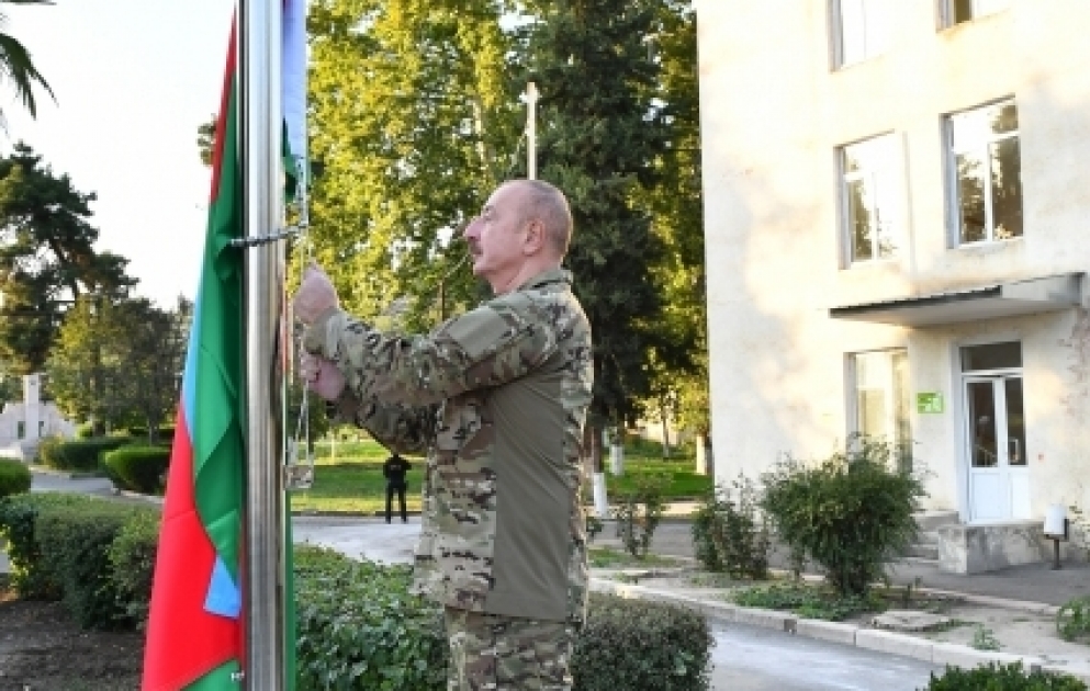 Президент Ильхам Алиев поднял Государственный флаг в городе Ходжавенд