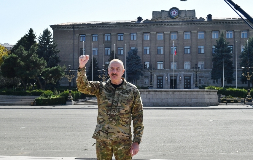 Prezident İlham Əliyev Xankəndi şəhərində Azərbaycan Respublikasının Dövlət Bayrağını ucaldıb və çıxış edib