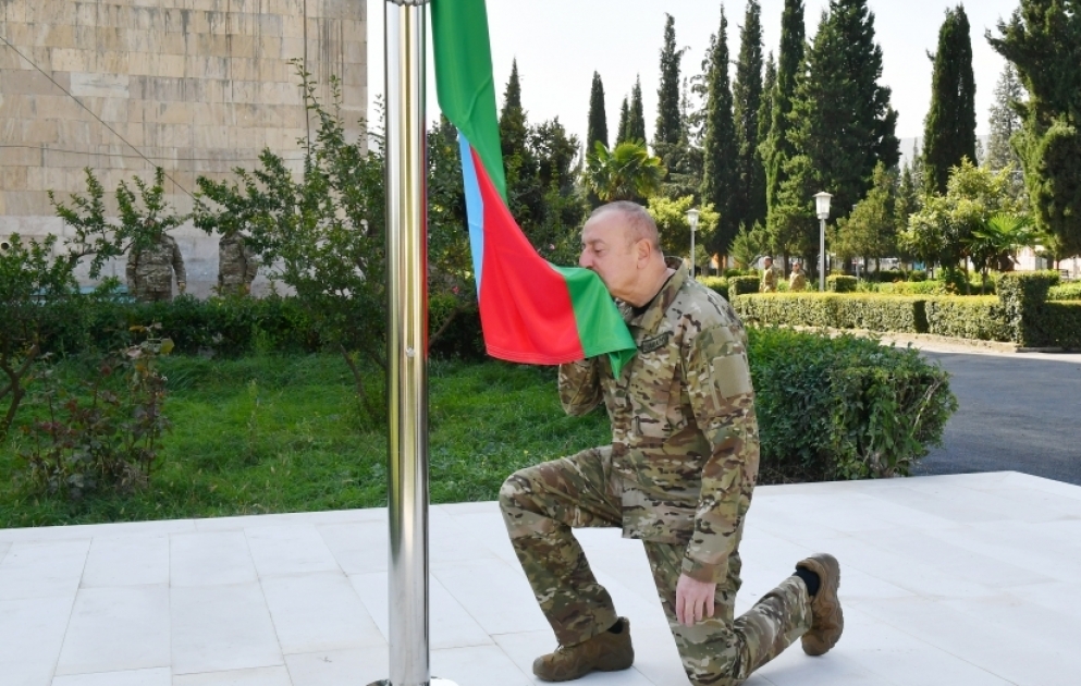 Le président Ilham Aliyev hisse le drapeau azerbaïdjanais dans la ville d’Aghdéré