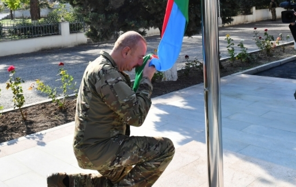 Le drapeau azerbaïdjanais hissé par le président Ilham Aliyev dans le bourg d’Askéran de la région de Khodjaly
