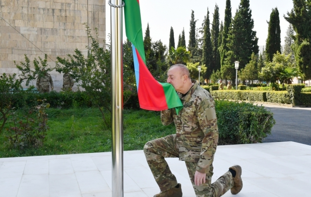 Präsident Ilham Aliyev hisst aserbaidschanische Flagge in der Stadt Aghdara