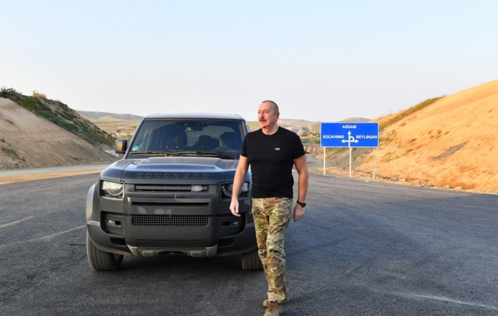 Präsident Ilham Aliyev macht mit Baufortschritt der Autobahn Agdam-Füsuli vertraut