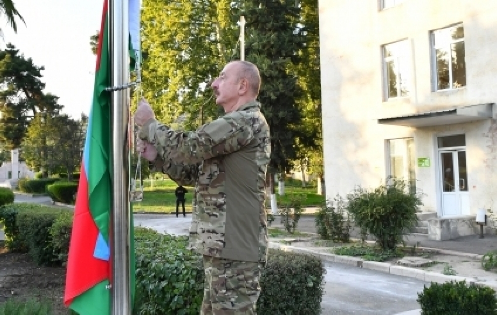 Le drapeau azerbaïdjanais hissé par le président de la République à Khodjavend