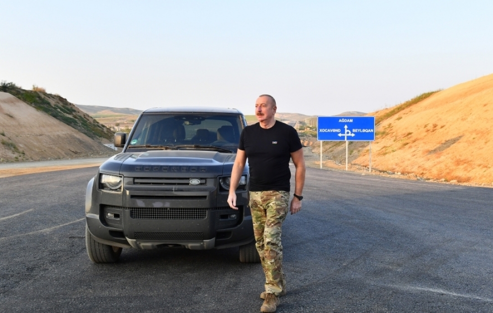 Le président Ilham Aliyev visite le chantier de la route Aghdam-Fuzouli