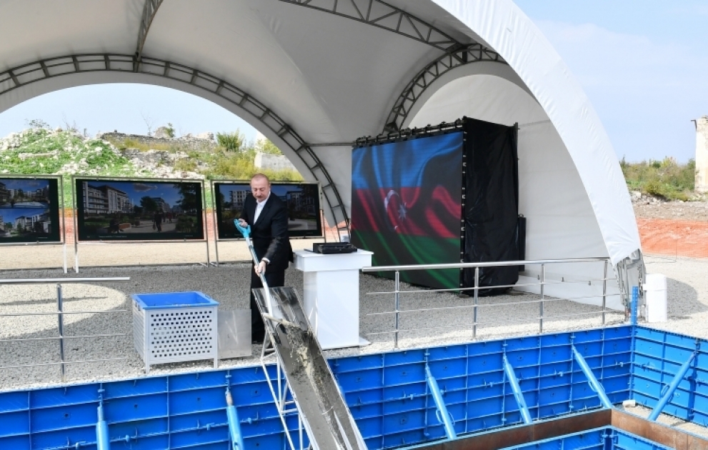Le président Ilham Aliyev pose la première pierre du troisième complexe résidentiel à Fuzouli