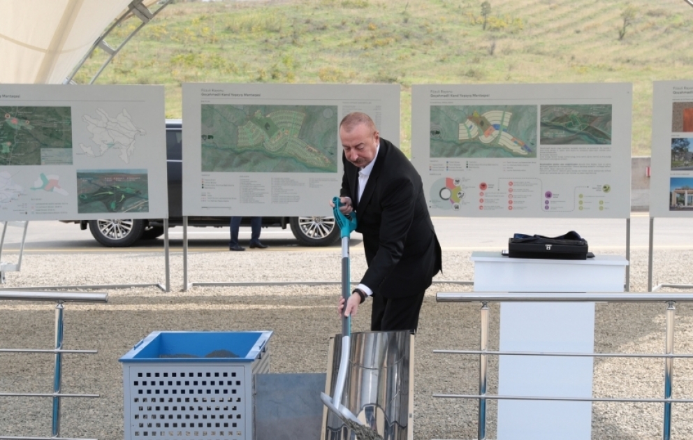 Präsident Ilham Aliyev legt Grundstein für das Dorf Gochahmadli in Region Füsuli