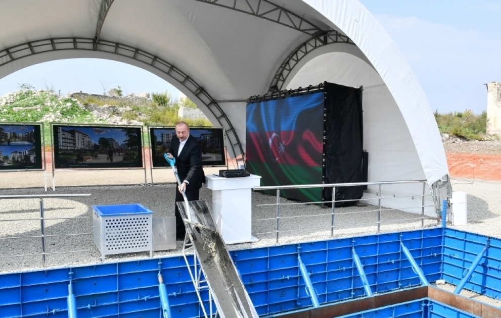 Präsident Ilham Aliyev legt Grundstein für dritten Wohnkomplex in der Stadt Füsuli