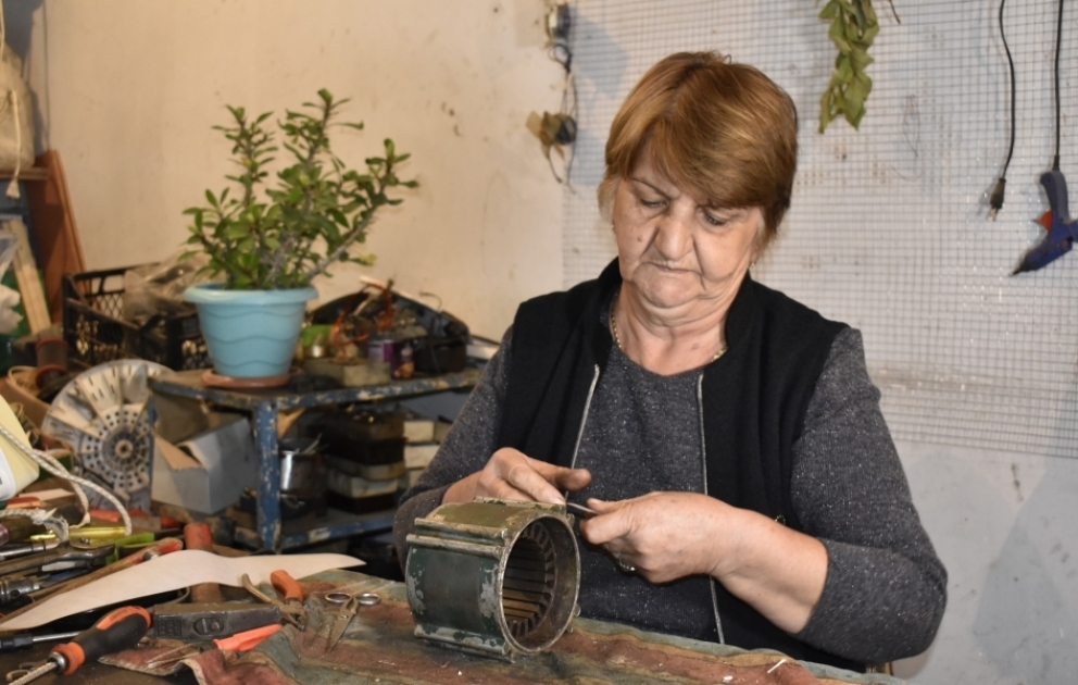 Yevlaxlı qadın 50 ildir elektrik mühərriklərinin təmiri ilə məşğuldur