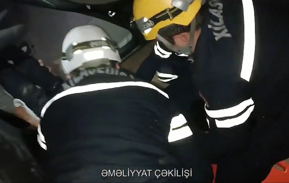 Avtomobildə sıxılı qalan sürücü xilas edildi