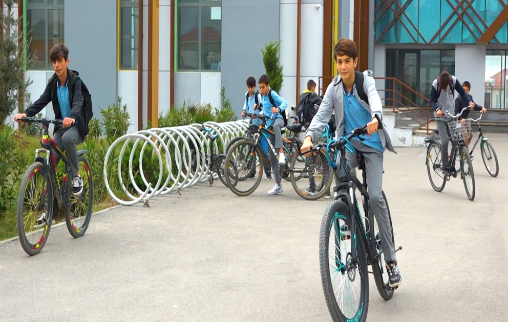 Velosipedlə məktəbə gələn şagirdlər