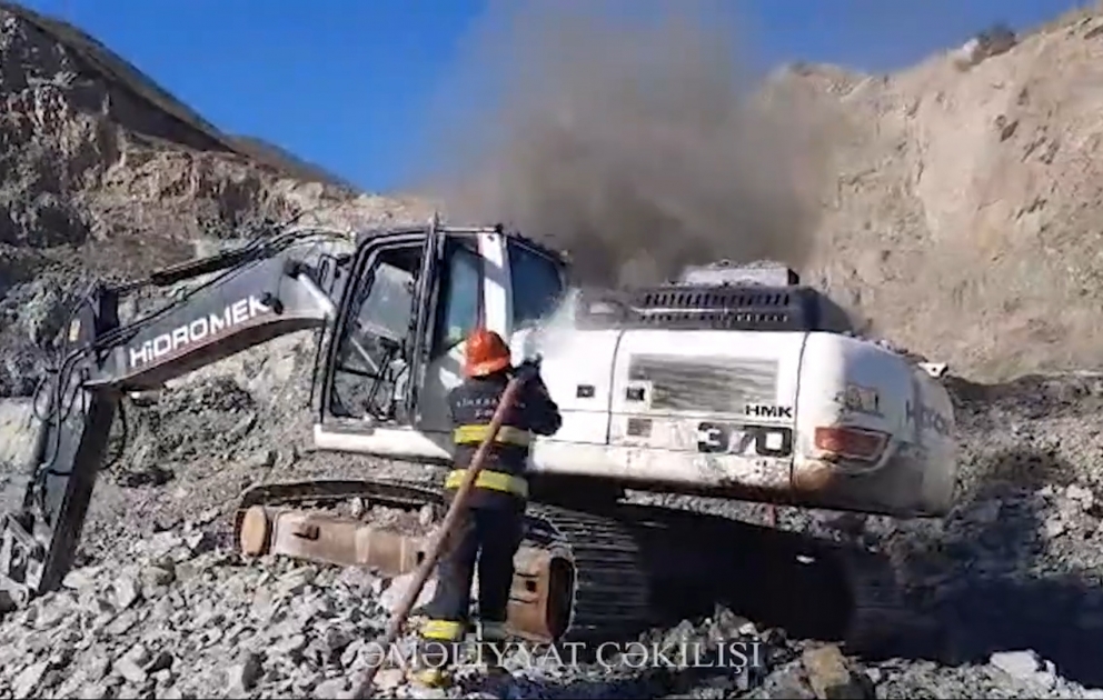 Daş karxanasında ekskovator yandı