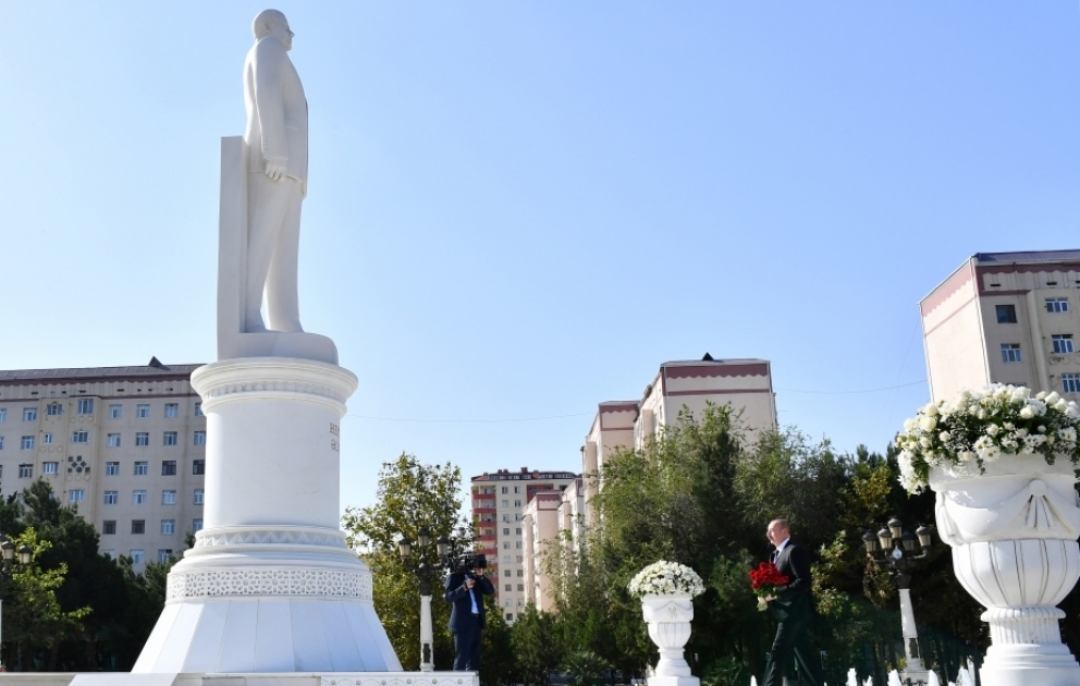 Prezident İlham Əliyev Sumqayıt şəhərində Ulu Öndər Heydər Əliyevin abidəsini ziyarət edib