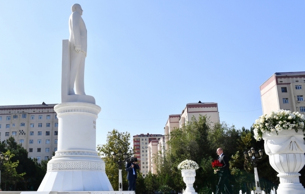 Le président Ilham Aliyev se recueille devant le monument d’Heydar Aliyev à Soumgaït