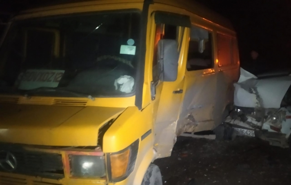 Qubada mikroavtobus minik avtomobili ilə toqquşub, yaralananlar var