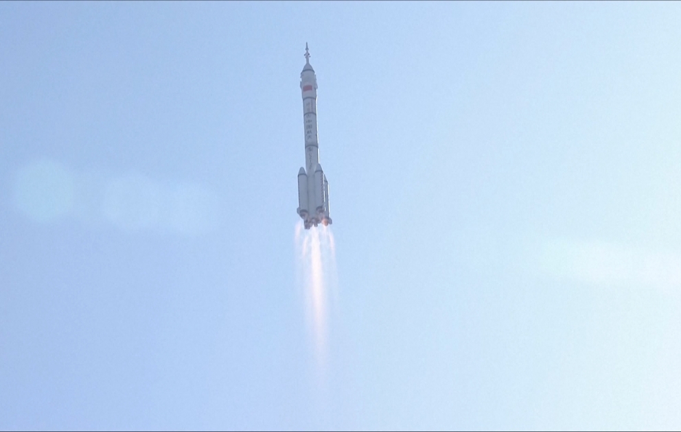 Çin növbəti astronavtları kosmosa göndərib