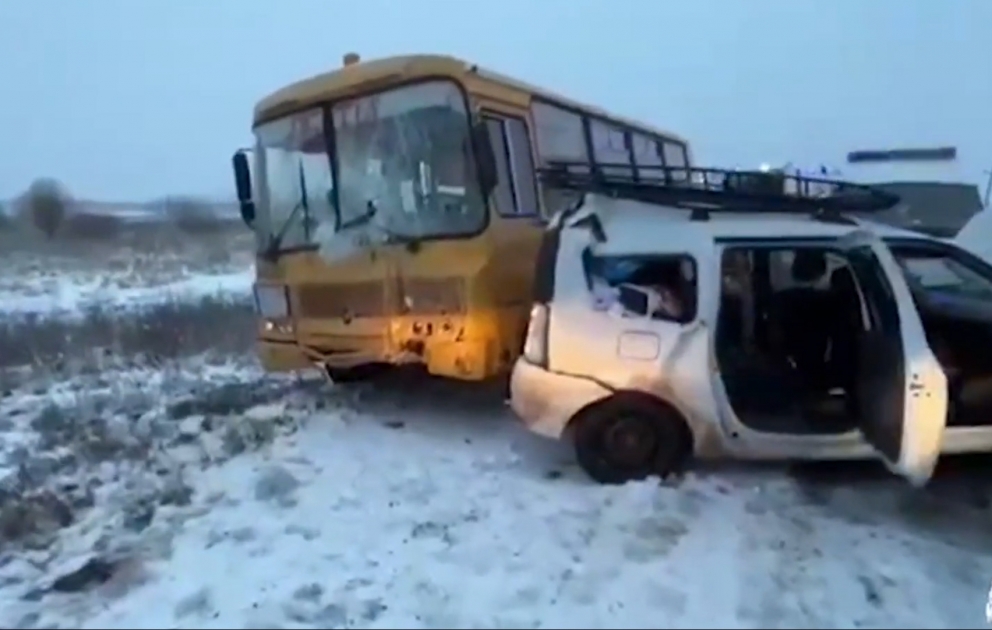 Rusiyada məktəbli avtobusu qəzaya uğrayıb