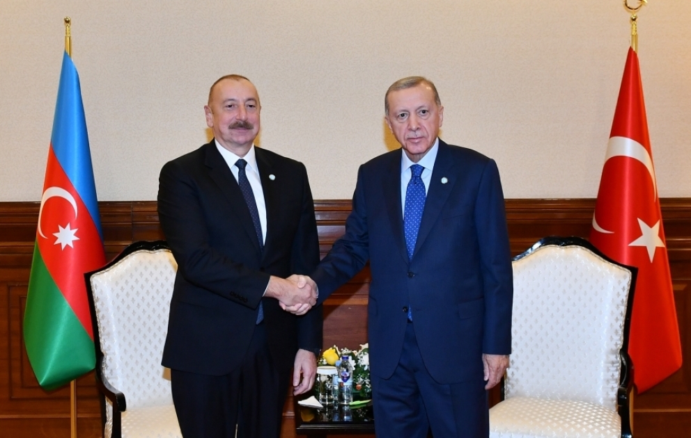 Präsident Ilham Aliyev und Präsident Recep Tayyip Erdogan treffen sich in Astana