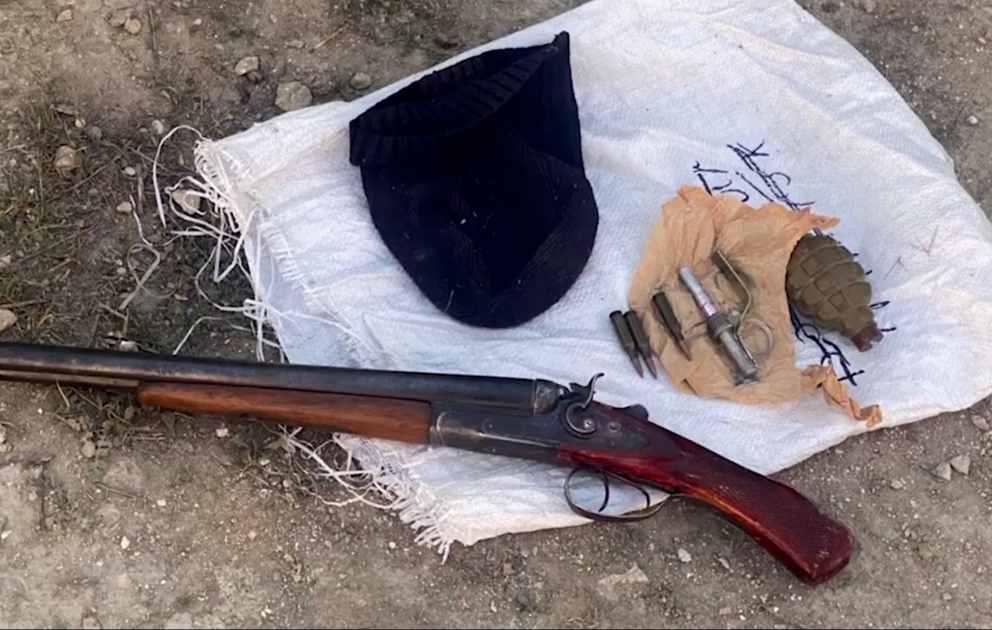 Bakı sakini qanunsuz saxladığı silahı polisə təhvil verib