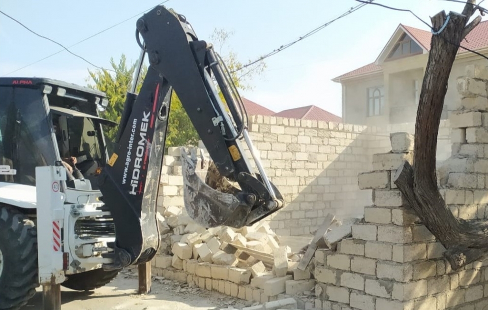 Bakıda qanunsuz tikililər sökülüb