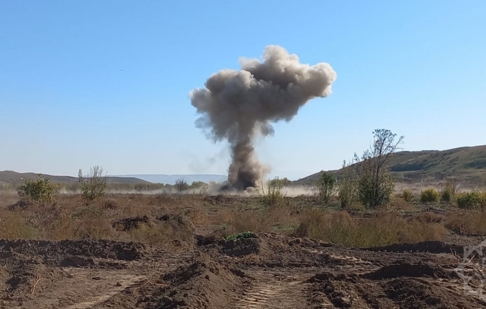 Səyyahlar Füzulidə minaların partlayış yolu ilə zərərsizləşdirilməsini izləyiblər