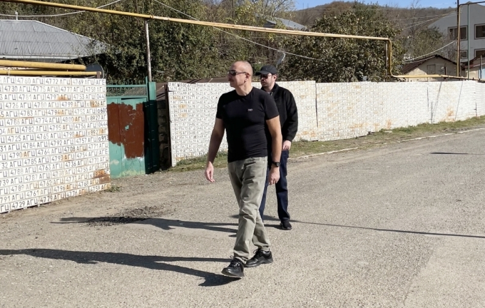 Le président de la République et son épouse visitent le village de Vengli de la région de Kelbedjer