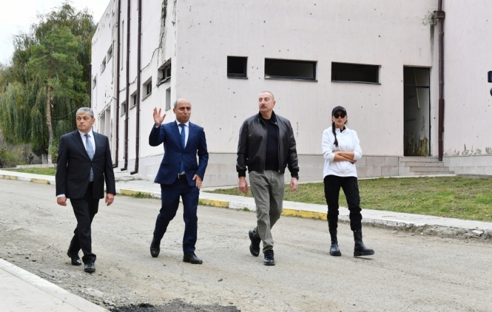 Şuşa şəhərində peşə məktəbinin və kollecin binalarına baxış