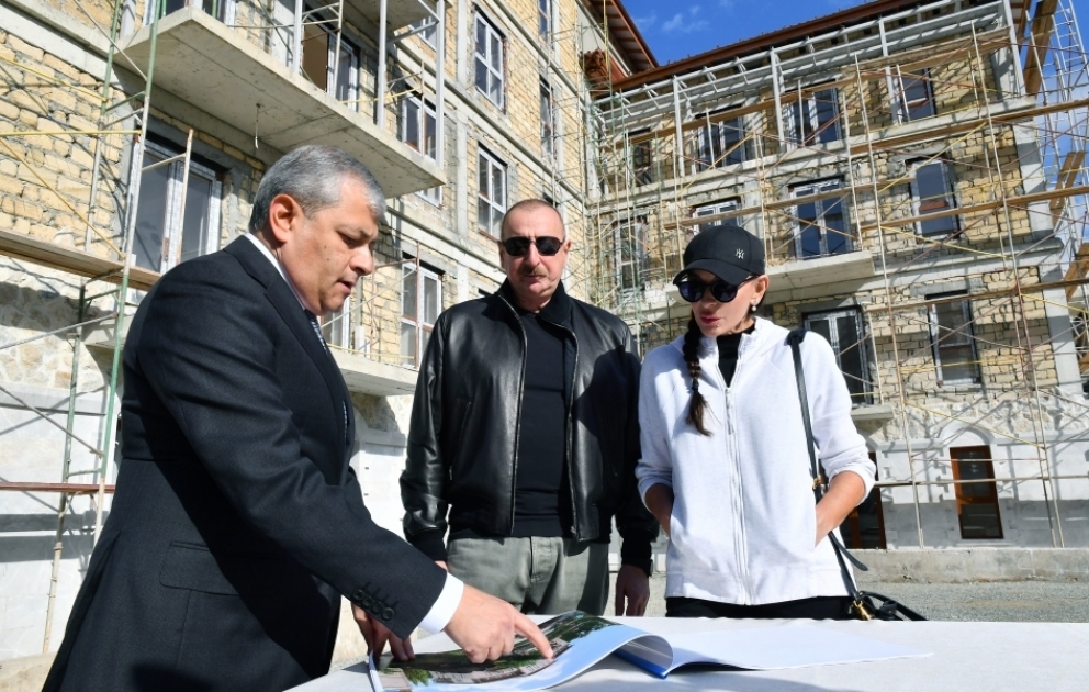 Präsident von Aserbaidschan Ilham Aliyev und First Lady Mehriban Aliyeva zu Besuch in Schuscha