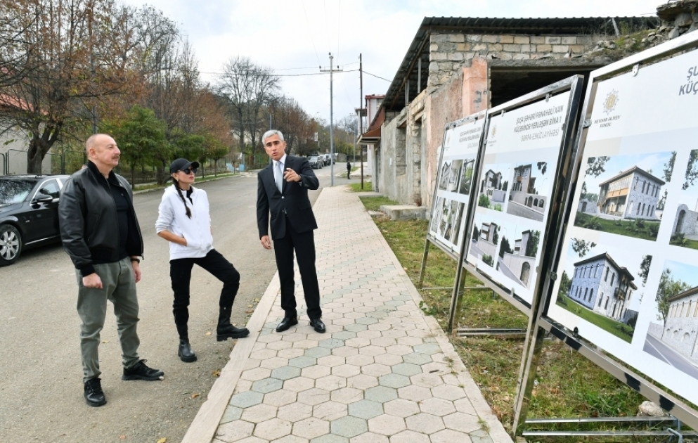 Ilham Aliyev prend connaissance des projets de restauration et de reconstruction à réaliser dans certains bâtiments de la rue du khan Penahali
