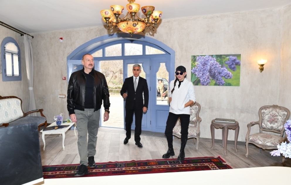 Le président azerbaïdjanais et son épouse assistent à l'inauguration de l’hôtel Yasemen à Choucha