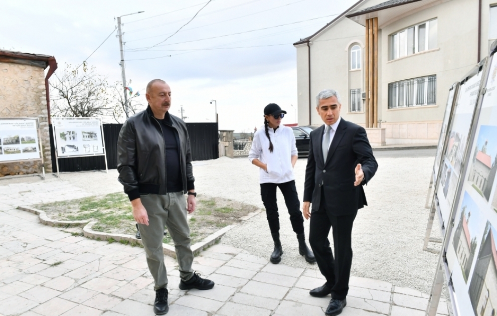 Präsident Ilham Aliyev macht sich mit Restaurierungsarbeiten an Mamayi-Moschee in Schuscha vertraut
