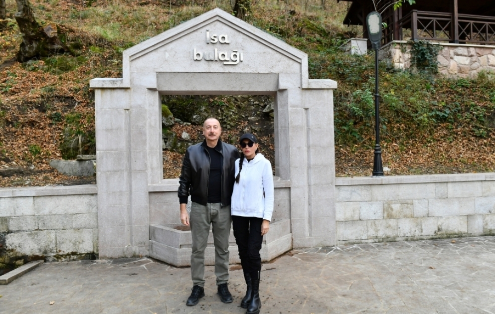 Präsident Ilham Aliyev und First Lady Mehriban Aliyeva besuchen Quelle „Isa-Bulag“ in Schuscha