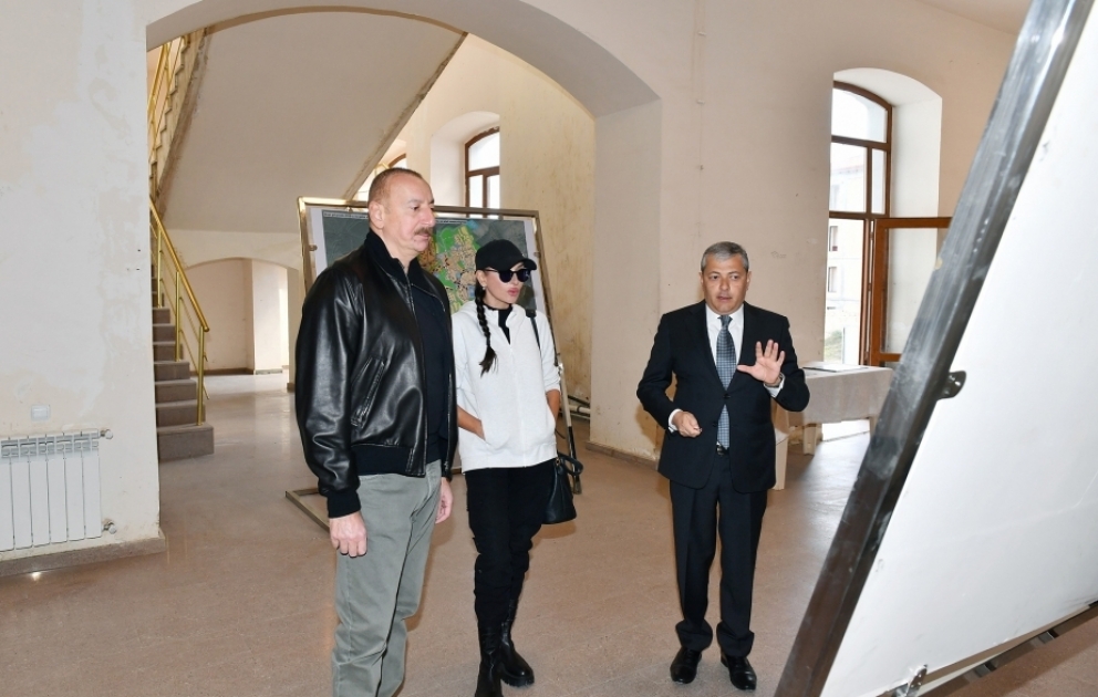 Präsident Ilham Aliyev inspiziert Arbeiten an Mädchengymnasium in der Stadt Schuscha